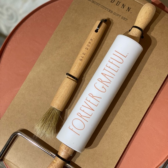 🎊 Rae Dunn Piecrust Cutter Gift Set - Picture 3 of 5